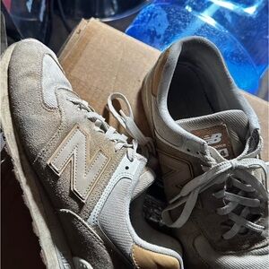 2 New Balance Men's Beige and Cream Sneakers